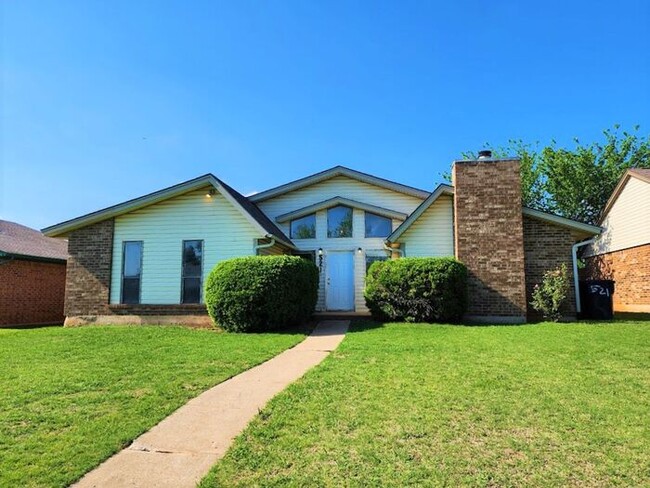 Primary Photo - 3 Bedroom 2 Bathroom 2 Car Garage - Edmond