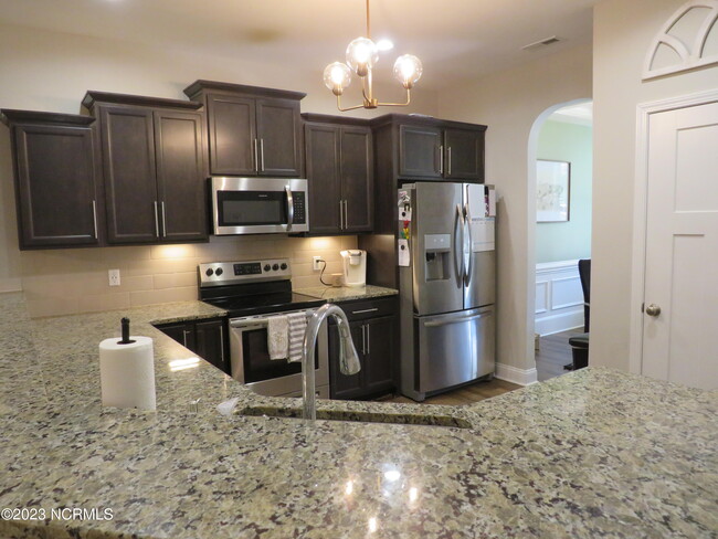 Building Photo - 425 Palisades Dr