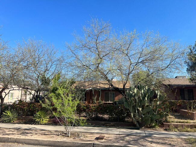 Building Photo - 4 Bed. 2 Ba. Home in Historic Dist. Minute...