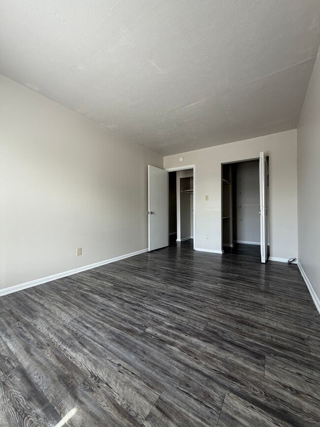 Building Photo - Spacious 1–3 Bedroom Apartments in South Louisville | Cedar Chase