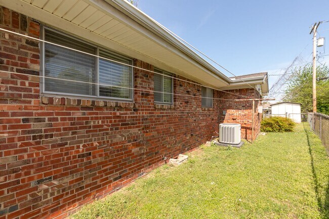 Building Photo - 3 Bed 1.5 Bath in Great Midtown Location!