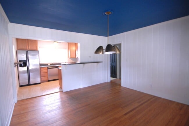 Building Photo - Mid-century style 3 bedroom 2 bath brick r...