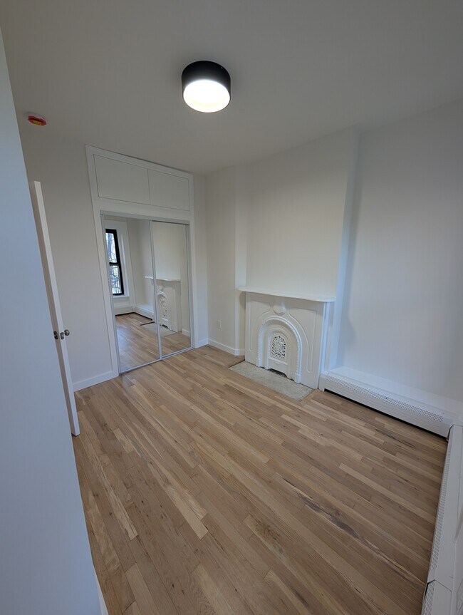 Building Photo - 161 Gates Ave