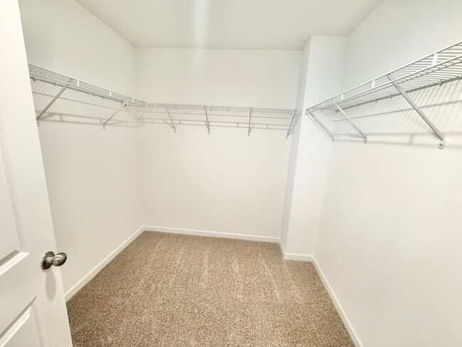 Building Photo - BEAUTIFUL New 3 br 2.5 ba home with loft and  lux primary suite