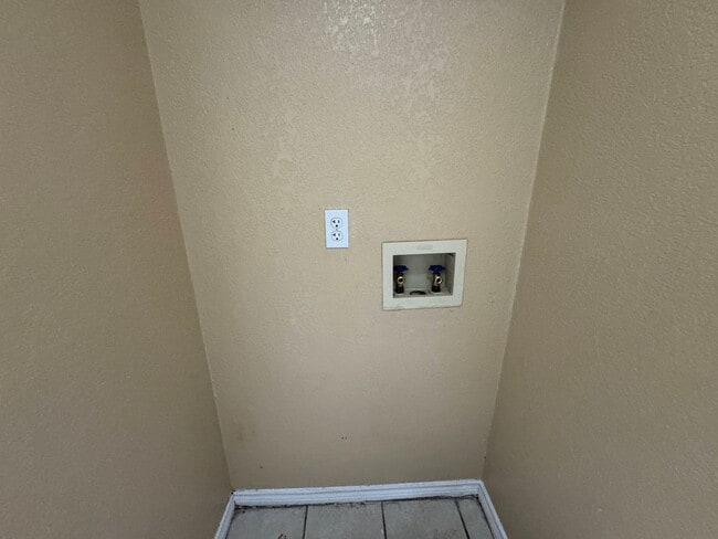 Building Photo - 2402 Simone Dr