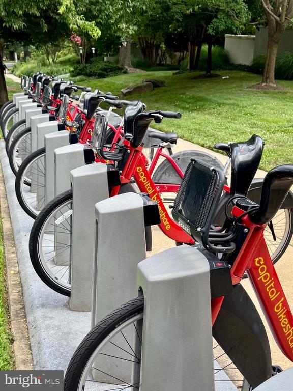 Building Photo - 5225 Pooks Hill Rd