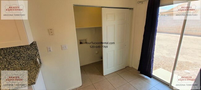 Building Photo - Valencia Rd & Headley Rd 3/2 - July move in special! - All tile floors and updated kitchen