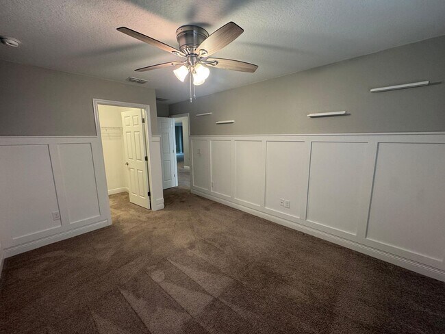 Building Photo - Spacious 5-Bedroom Riverview Home
