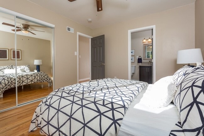 Building Photo - PARADISE HLLS BEST KEPT SECRET !!!3 BEDROO...