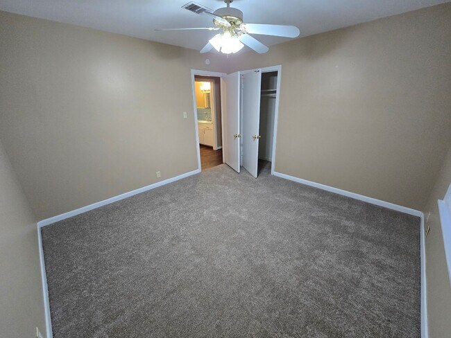 Building Photo - Bryan - 4 bedroom / 2 bath / fenced in bac...