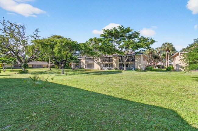 Building Photo - 3939 NE 5th Ave