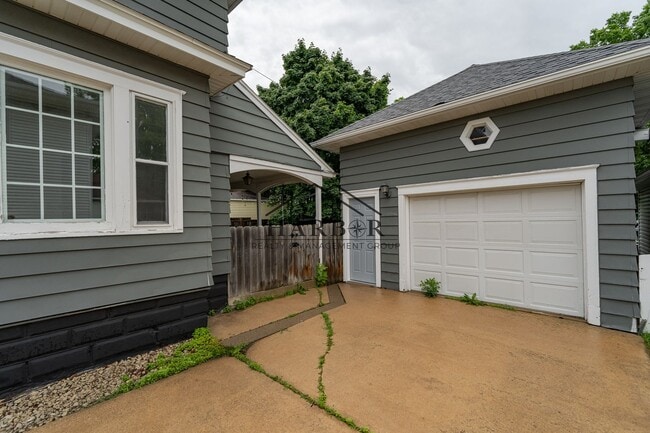 Building Photo - SE Rochester Living with Easy City Access