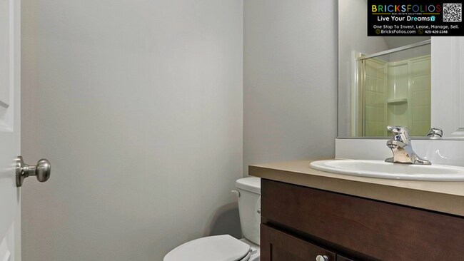 Building Photo - 5 BEDROOMS | A/C | 3-CAR GARAGE | FENCED BACKYARD | 2,780 SQ. FT. | CONVENIENT TO JBLM
