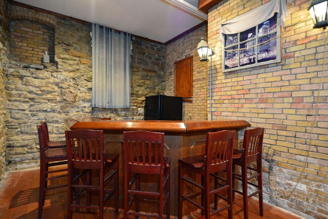 Building Photo - Beautiful Condo in Prime Minneapolis Locat...
