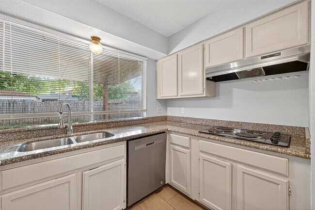 Building Photo - 3906 Glen Cove Cir