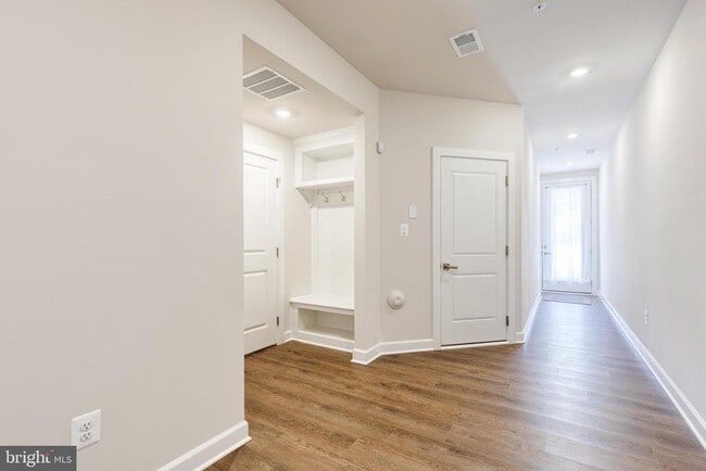 Building Photo - 200 Hickory Holw Ct
