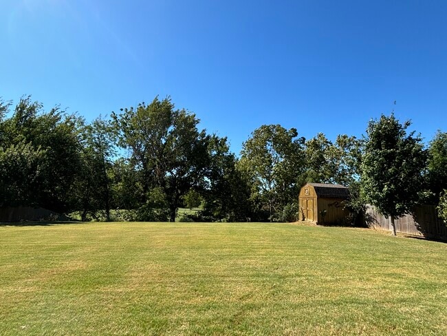 Building Photo - 5802 W Redbud St