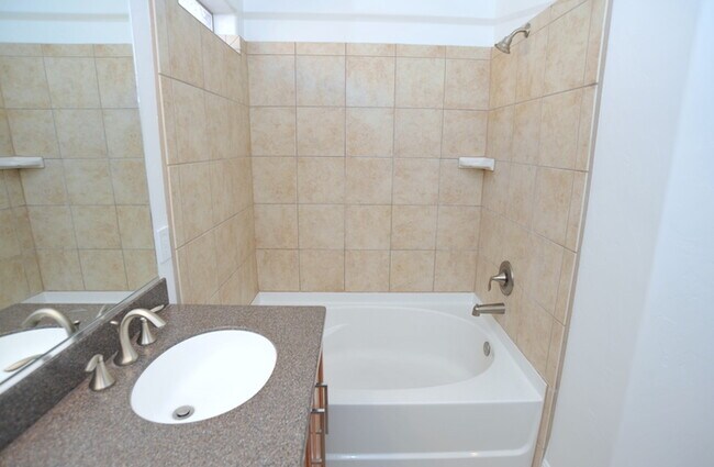 Building Photo - 3 bedroom 2 bathroom in Vail School District