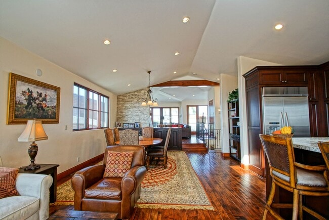 Building Photo - LUXURIOUS & FULLY FURNISHED, 2800 SQ FT WALKSTREET HOME W/ GREAT OCEAN VIEWS, LARGE DECK, 3 BALCO...