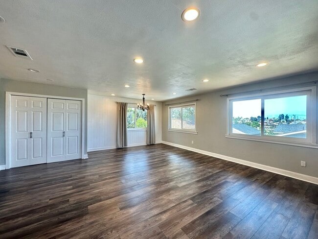 Building Photo - Beautifully Renovated Stand Alone Home Fea...