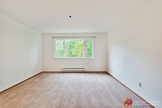 Building Photo - Top Floor Corner Unit - New Carpet - Eleva...