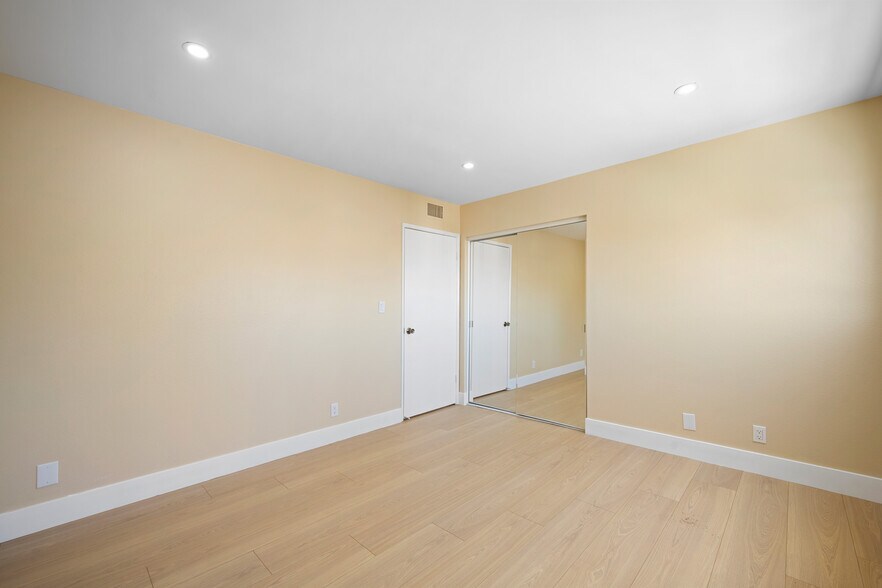 Building Photo - 635 E Elmwood Ave