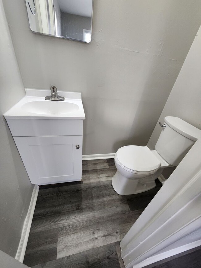 Building Photo - Updated 3 bedroom 1.5 bath home in Valley Station with a garage!