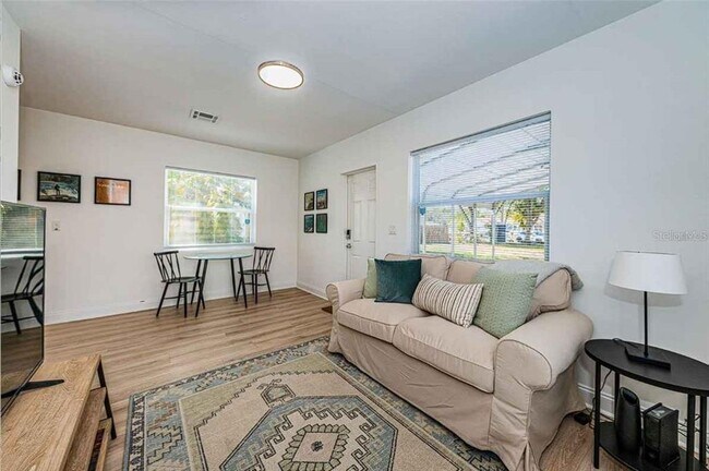 Building Photo - 1233 Sedeeva Cir S