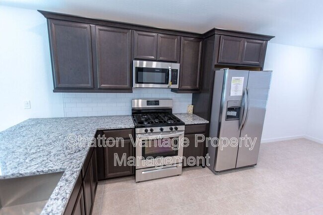 Building Photo - 305 Pinnacle Ridge Dr