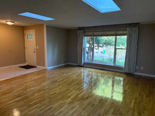 Building Photo - Spacious 4-Bedroom Retreat in Renton Available!