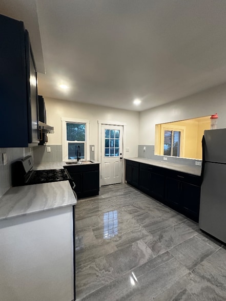 Building Photo - 2256 Tuxedo St