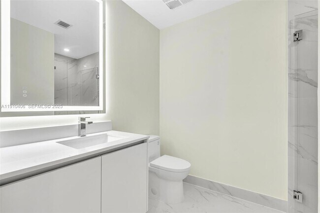 Building Photo - 700 NE 24th St