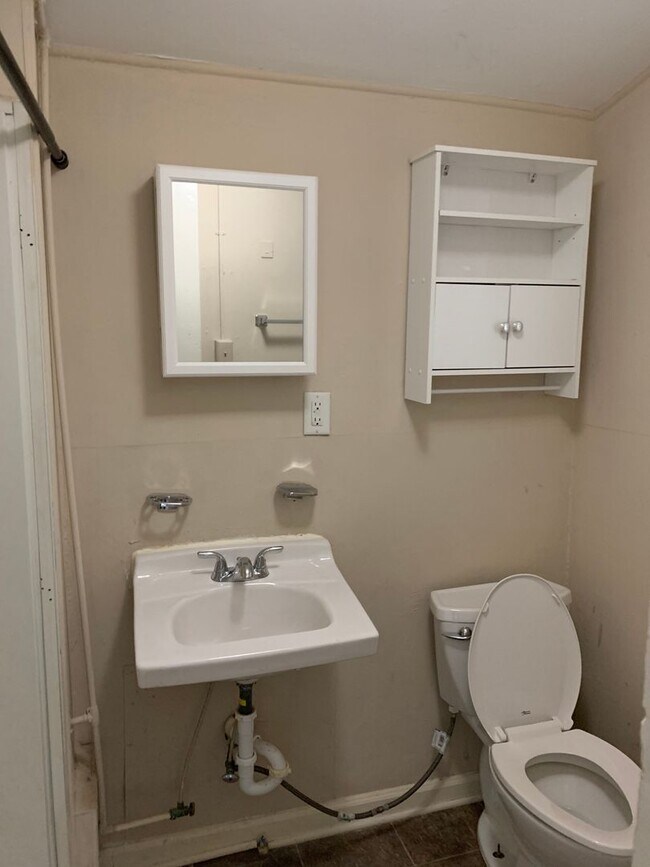 Building Photo - 421 Piedmont Rd