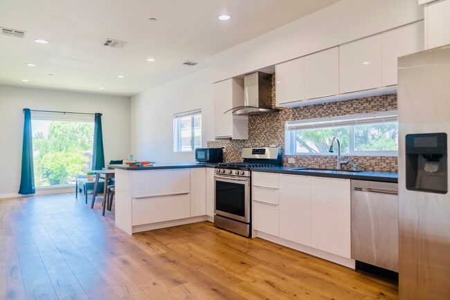 Building Photo - 606 N Harvard Blvd