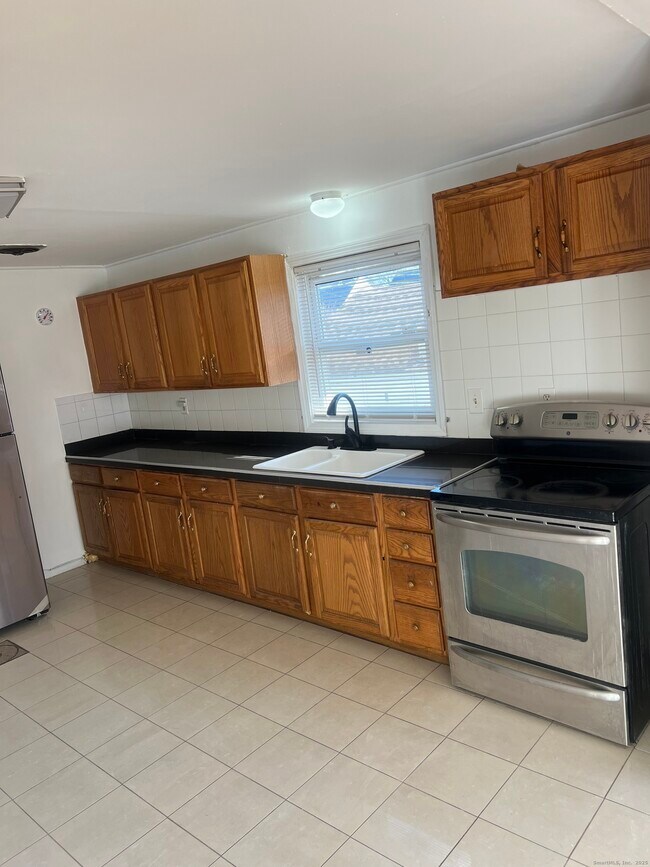 Building Photo - 565 Hart St