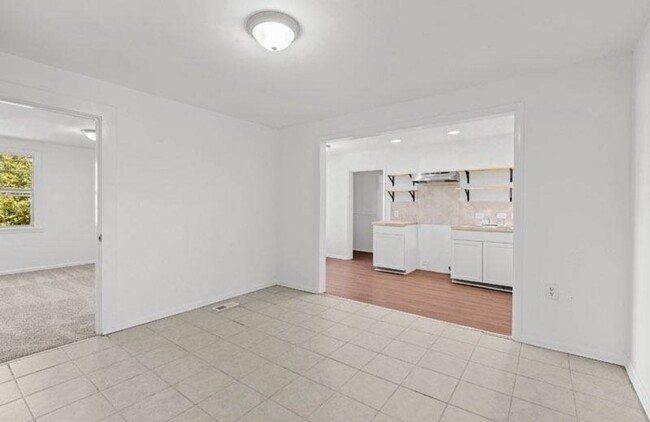 Building Photo - Beautifully Renovated 4 Bedroom 2 Bath Hom...