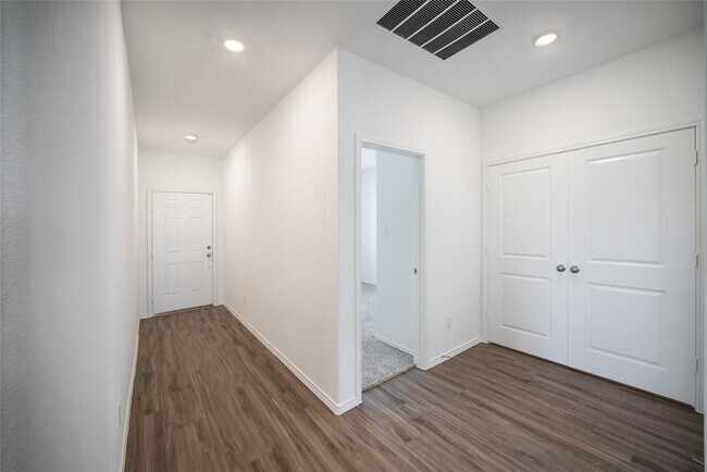 Building Photo - 117 Prairie Dog Town Dr