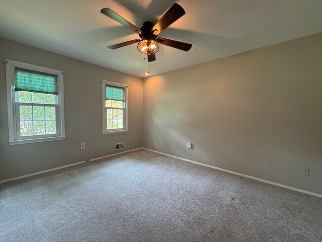 Building Photo - Lovely 4 Bed 3.5 Bath On Single Family Hom...