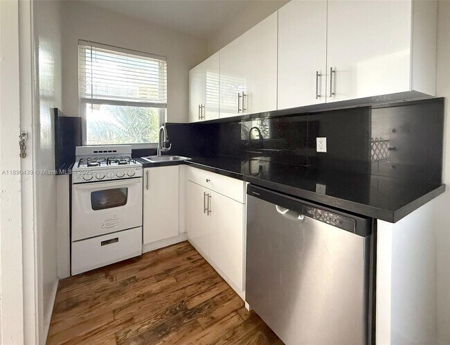 Building Photo - 315 W 28th St