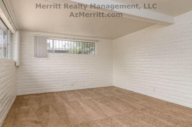 Building Photo - 4 Bedroom, 2 bath, air conditioned, fenced...
