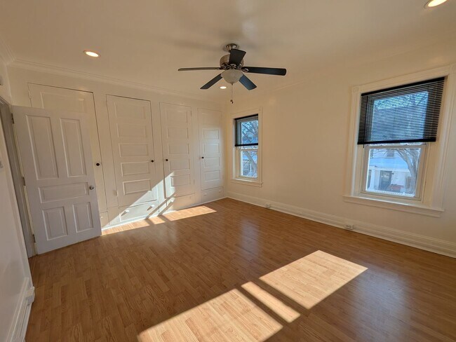 Building Photo - 1105 Queen St