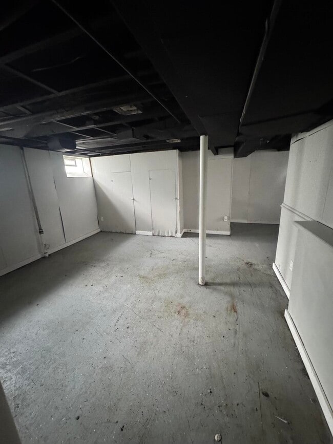 Building Photo - 8272 Roselawn St