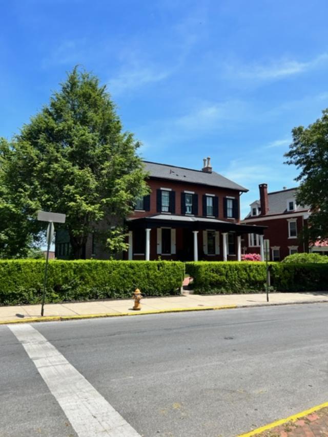 Building Photo - 305 S Walnut St