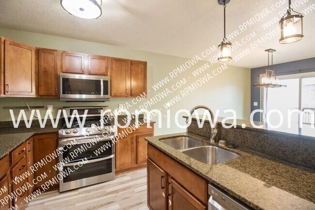 Building Photo - 495 SE Sagewood Cir