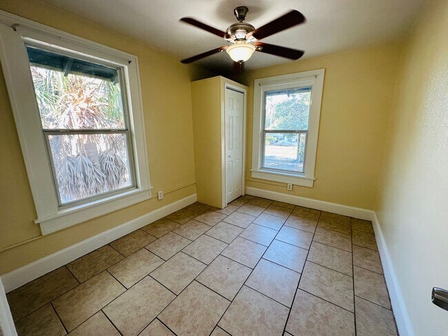Building Photo - 3/1 2nd Story Duplex - Newly Updated!