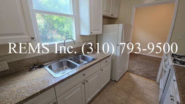 Building Photo - Bright Upstairs 1 Bedroom Apartment w/ Shared Garage Parking