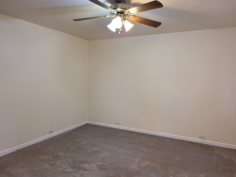 MASTER BEDROOM - 5955 SW 179th Ave