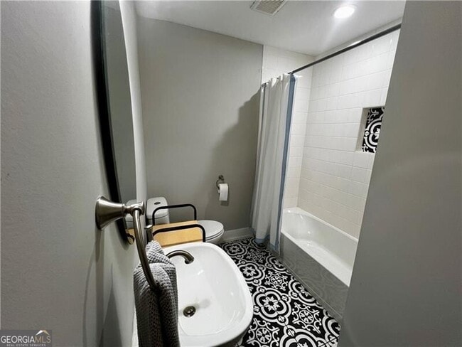 Building Photo - 1611 Wellswood Dr SE