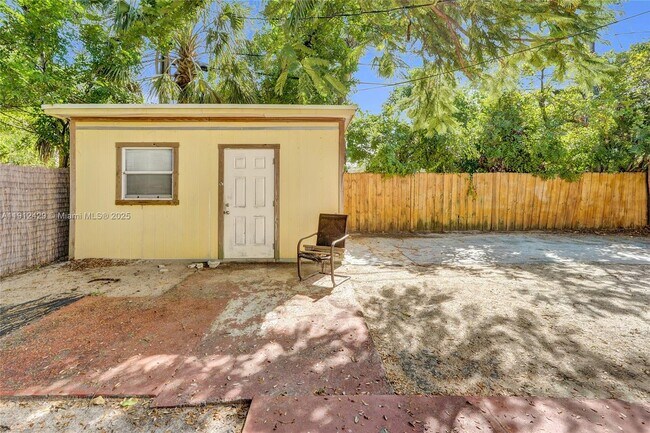 Building Photo - 720 SE 15th St