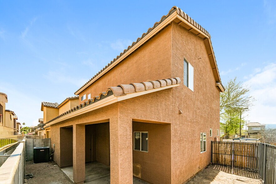 Building Photo - 311 S Travis